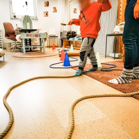 Kind macht eine Übung mit einem Seil